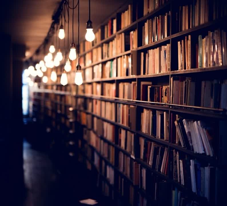 راهرویی در کتابخانه‌ای قدیمی